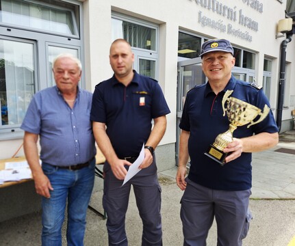 Župan Franc Čebulj (na levi) je izročil pokal za skupno zmago predsedniku PGD Cerklje Primožu Močniku